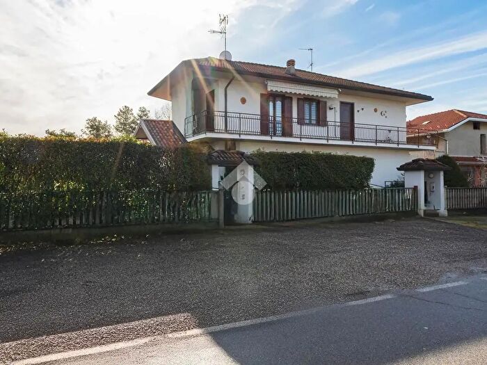 Appartamento trilocale in vendita in Via Montello, Gorla Minore