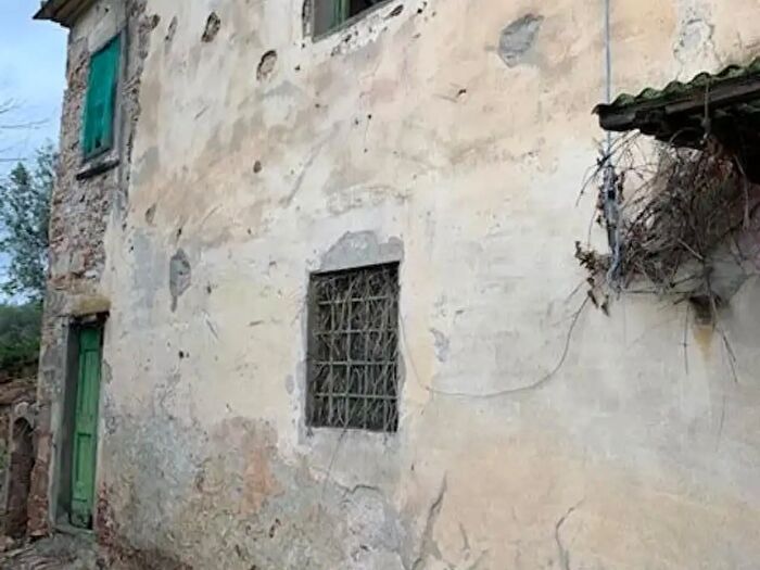 Casa con 8 locali in vendita in Calci