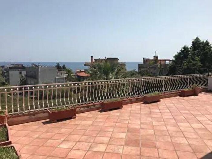 Appartamento quadrilocale in affitto in Via Livorno, Centro, Aci Castello