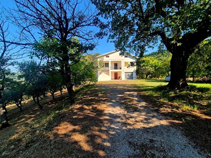 Casa con 10 locali in vendita in Via Porcareccia, Vacri