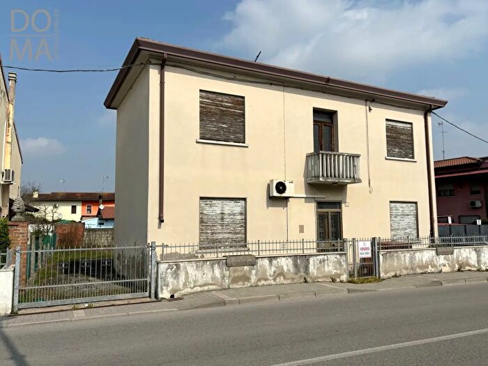 Casa con 5 locali in vendita in Porto Viro