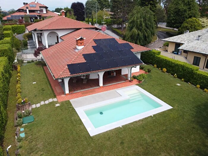 Casa con 8 locali in vendita in Via Aldo Moro, Cermenate