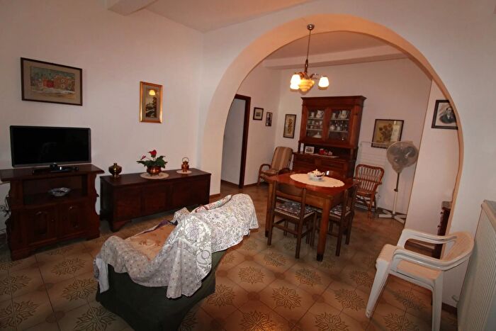 Casa con 12 locali in vendita in Semproniano