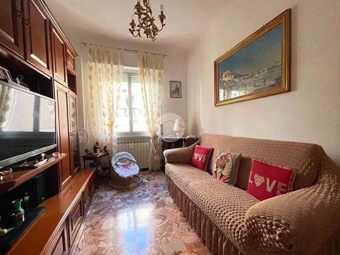 Appartamento trilocale in vendita in Via Erpidio Berno, Genova