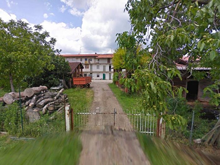 Casa con 6 locali in vendita in Strada Alzate, Pernate, Novara