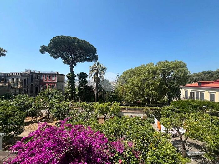 Appartamento con 5 locali in vendita in Via S Antonio a Capodimonte, Napoli