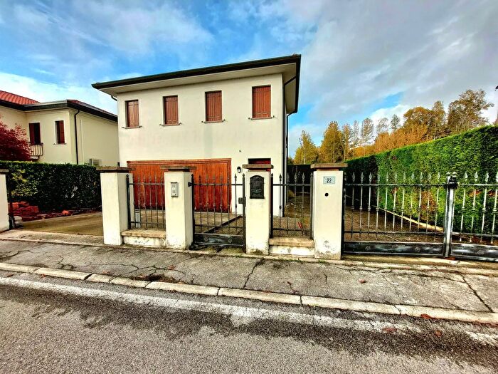 Casa quadrilocale in vendita in Viale Eridania, Ceregnano