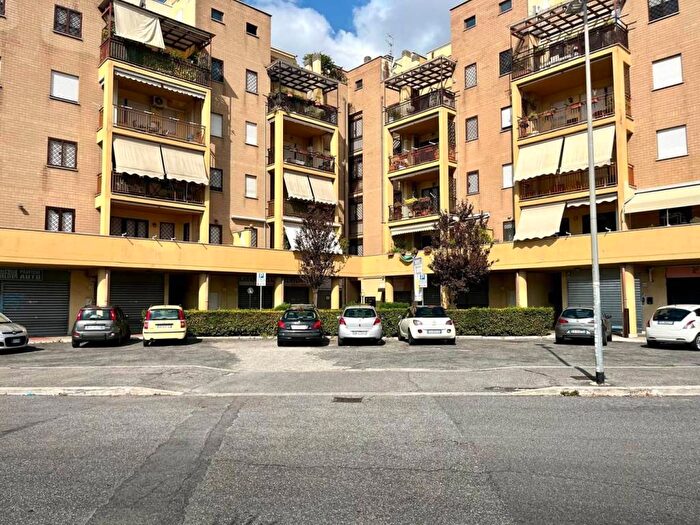 Appartamento trilocale in affitto in Piazza Ilia Peikov, Anagnina, Roma