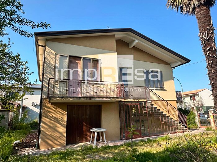 Casa con 8 locali in vendita in Via Fontane, Villorba