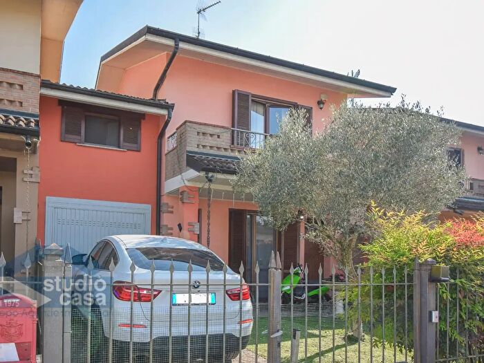 Casa trilocale in vendita in Via XXV Aprile, Corte Palasio