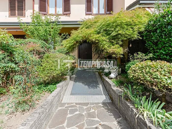 Casa quadrilocale in vendita in Via del Pruno, Rodano