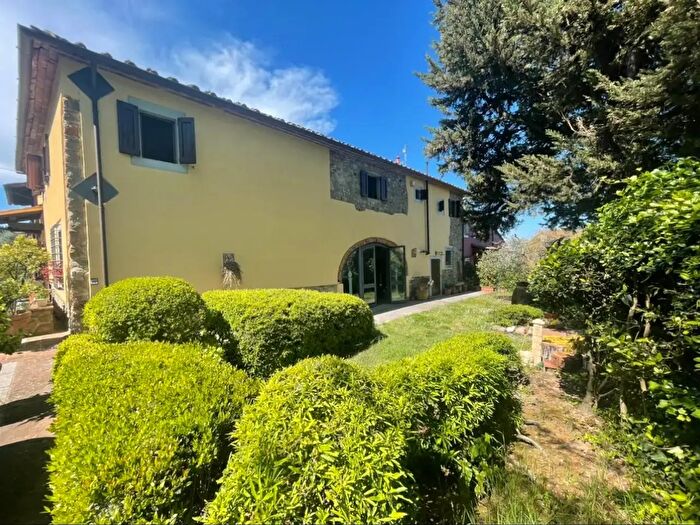 Casa con 8 locali in vendita in Carmignano