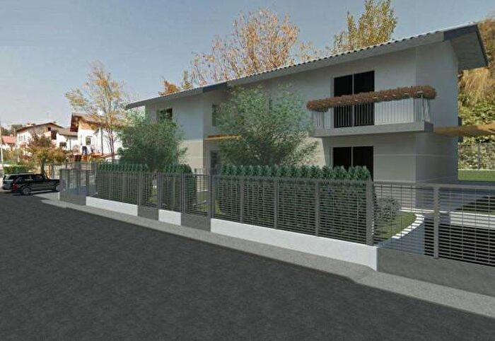 Casa con 6 locali in vendita in Capiago Intimiano