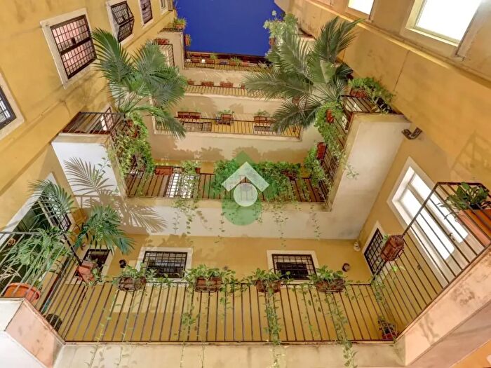 Appartamento trilocale in vendita in Via dei Serpenti, Roma