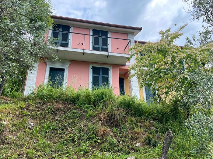 Appartamento con 6 locali in vendita in Via Posato, Avegno