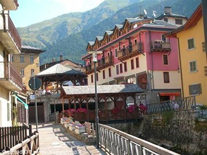 Casa trilocale in vendita in Via Roma, Ponte Di Legno