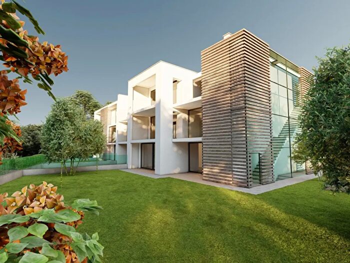 Casa quadrilocale in vendita in Viale Rimembranza, Carugo