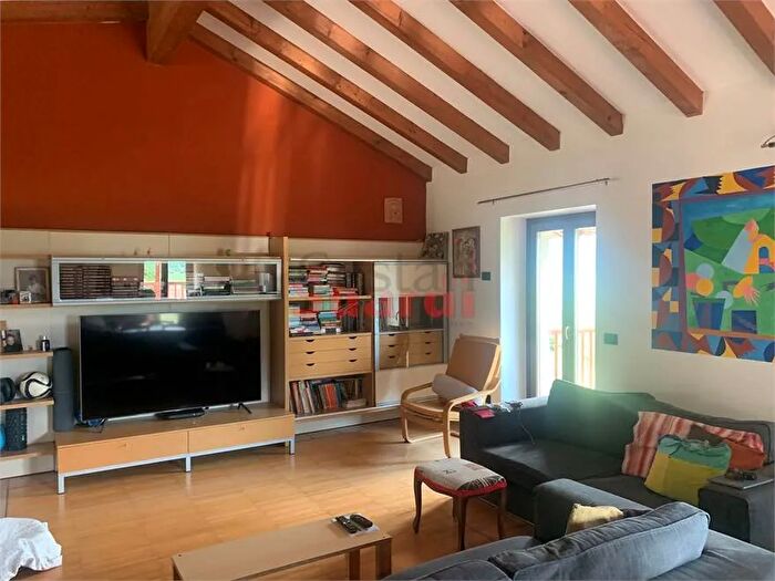 Casa con 9 locali in vendita in Nomi