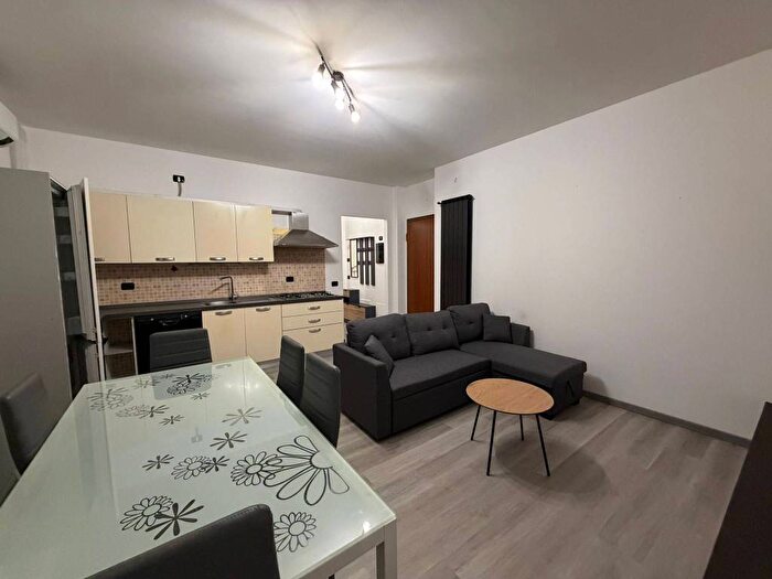 Appartamento bilocale in affitto in Via Volturno, Marnate