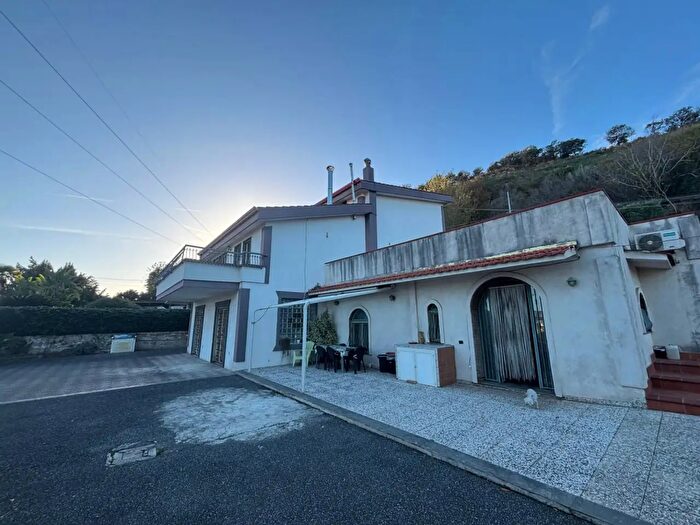 Casa con 7 locali in vendita in Via Campiglione, Pozzuoli