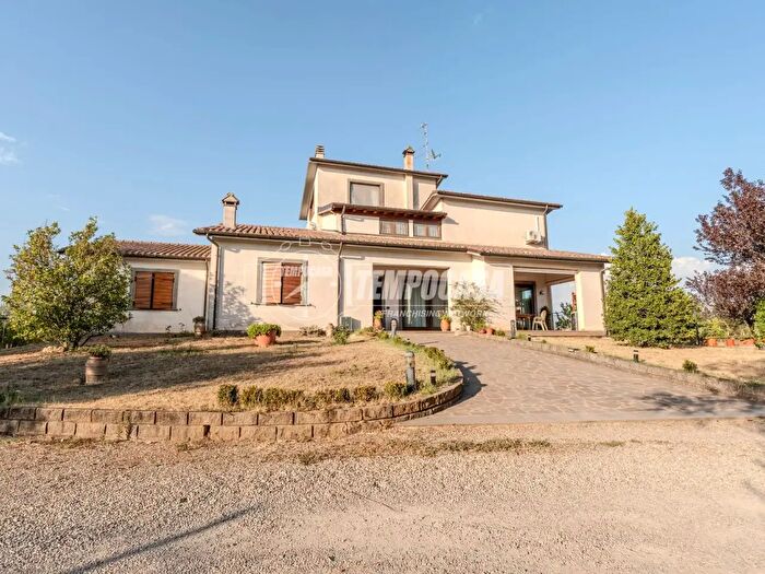 Casa con 10 locali in vendita in Strada Teverina, Viterbo