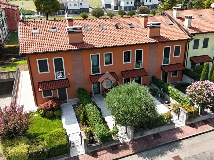 Casa con 6 locali in vendita in Viale della Libertà, Caldiero