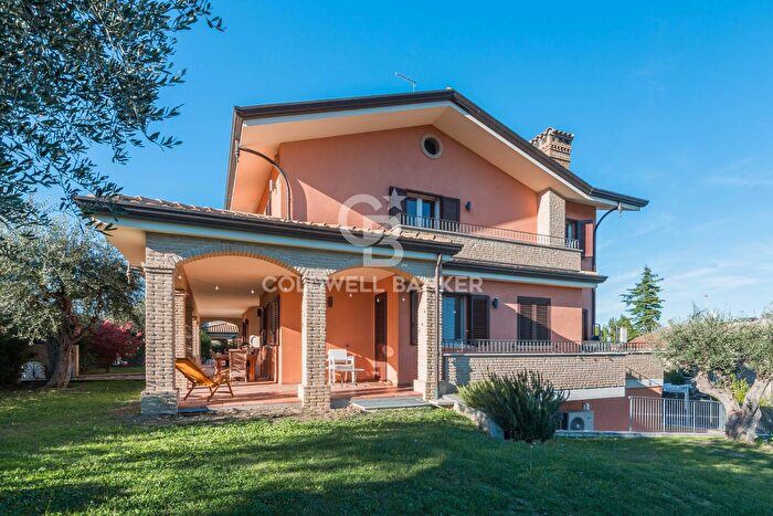 Casa con 9 locali in vendita in Via Saragat, MontescudoMonte Colombo