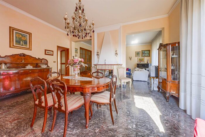 Appartamento con 10 locali in vendita in Via Trieste, Firenze