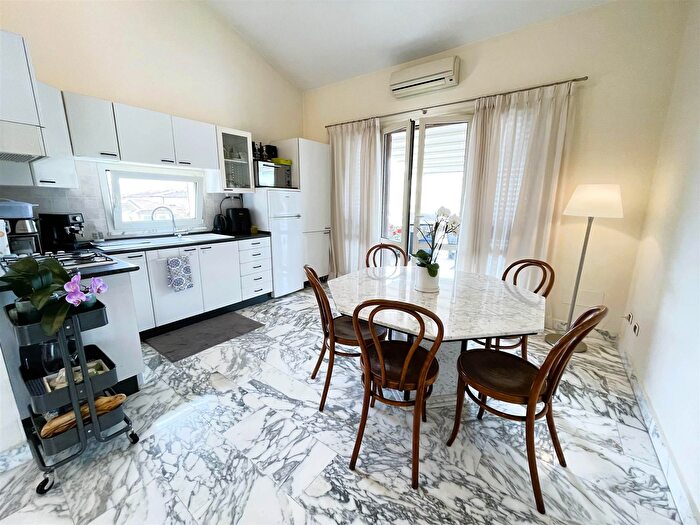 Appartamento con 5 locali in vendita in Viareggio