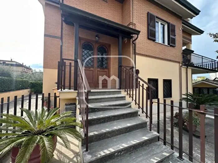 Appartamento trilocale in vendita in Via Camporotondo Etneo, Roma