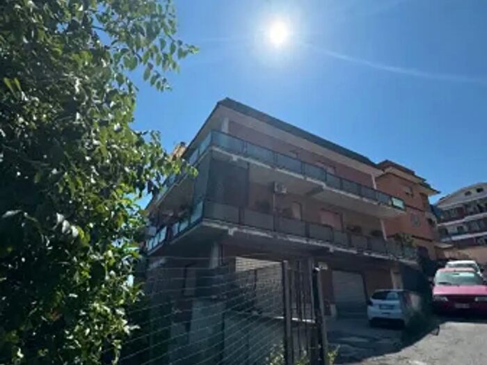 Appartamento quadrilocale in vendita in Via Buggiano, Roma