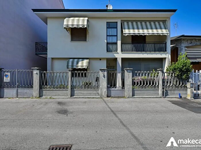 Appartamento trilocale in vendita in Via Martiri di Marzabotto, Paullo