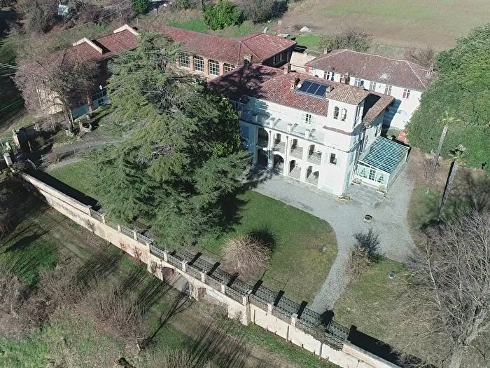 Casa con 15 locali in vendita in Frazione Bardella, Castelnuovo Don Bosco