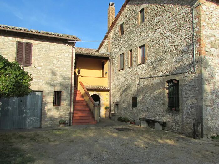 Casa con 16 locali in vendita in Todi