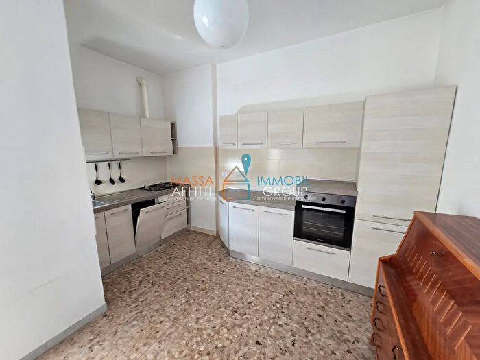 Appartamento con 5 locali in vendita in Via G Carducci, Massa