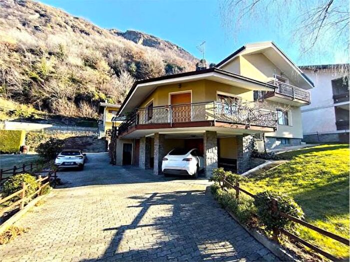 Casa con 6 locali in vendita in Arnad