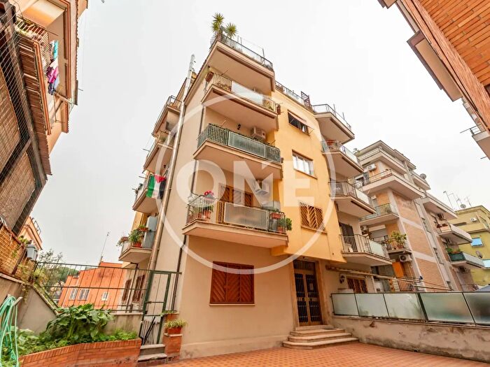 Appartamento trilocale in affitto in Via degli Ontani, Roma