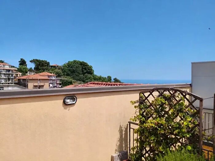 Appartamento quadrilocale in vendita in Via Genova, Aci Castello