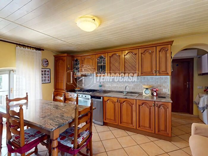 Appartamento trilocale in vendita in Vicolo Pozzo, Verano Brianza