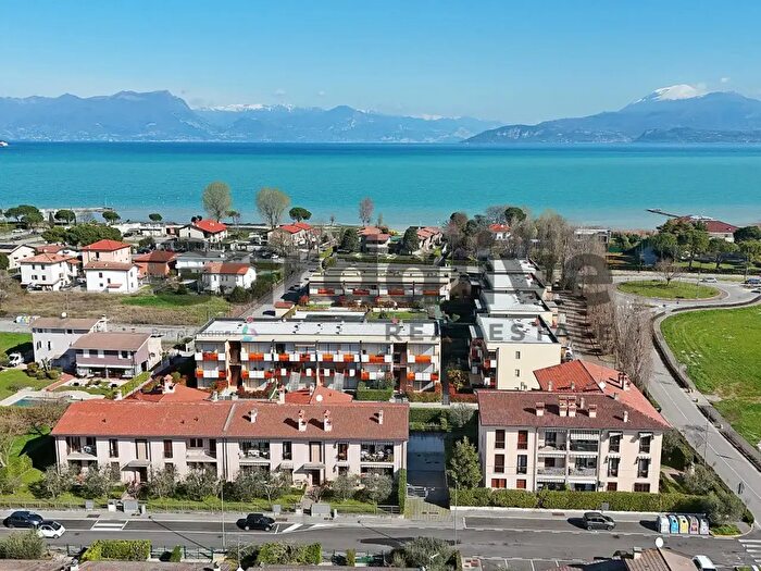 Appartamento trilocale in vendita in Via Mazzarona, Sirmione