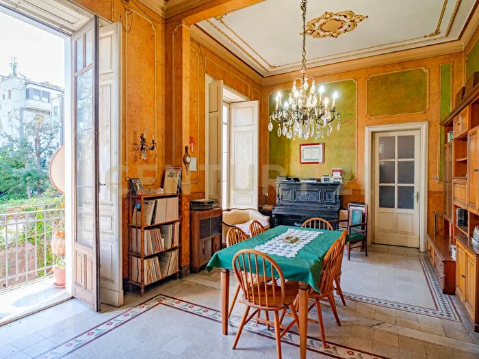 Appartamento con 6 locali in vendita in Via Francesco Riso, Catania