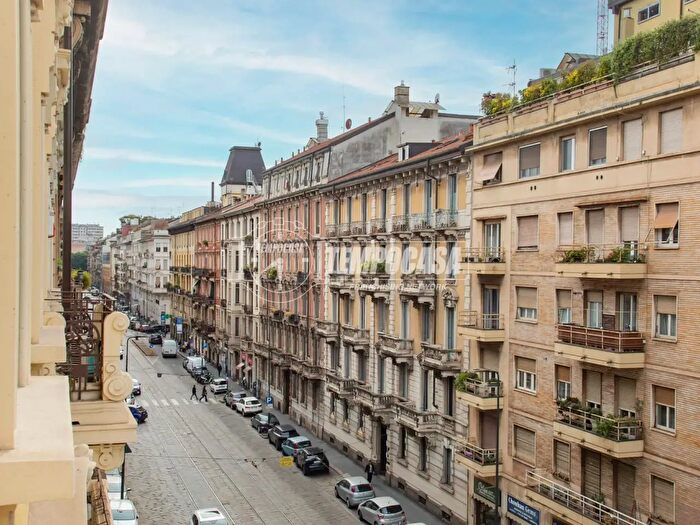 Appartamento trilocale in vendita in Piazza Caiazzo, Milano