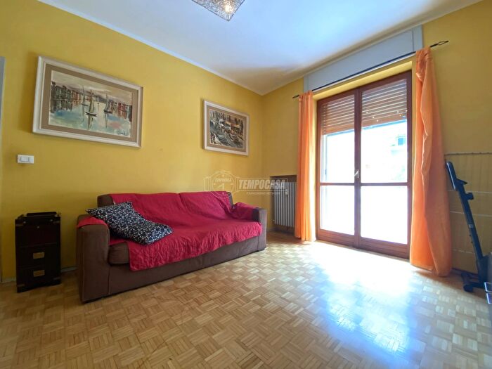 Appartamento trilocale in vendita in Via Oreste Mombello, Biella