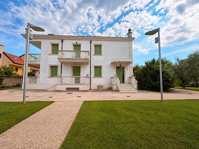 Casa con 8 locali in vendita in Via Rossini, Lavagno