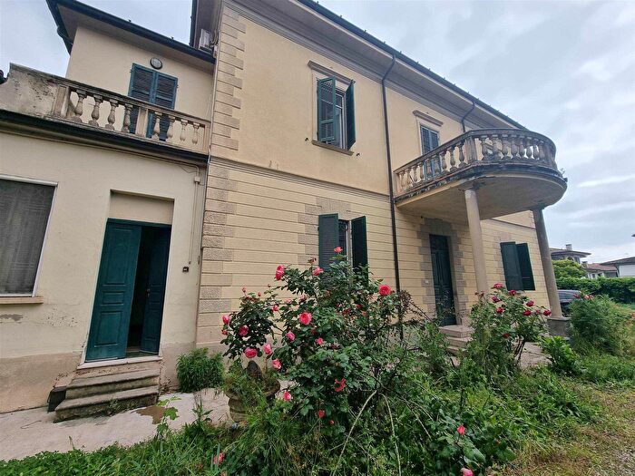 Casa con 9 locali in vendita in Borgonovo Val Tidone