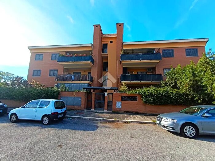 Appartamento trilocale in affitto in Via Fillia, Roma
