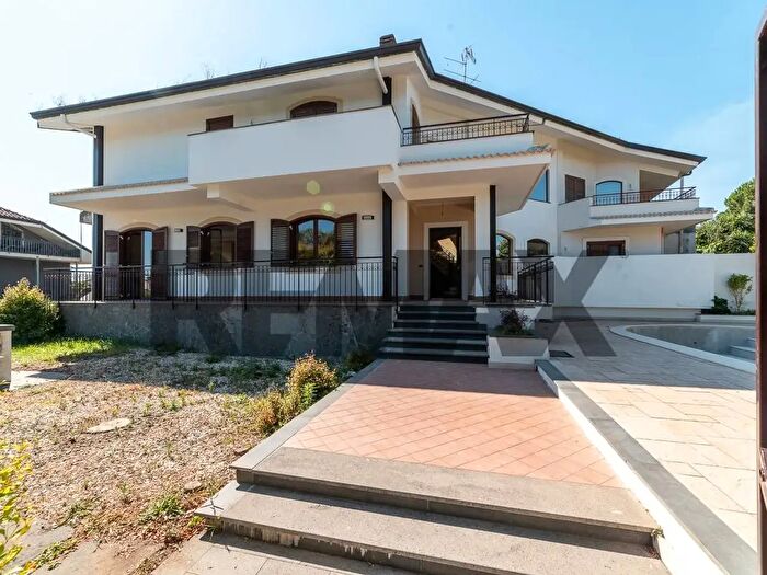 Casa con 12 locali in vendita in Via Giovanni Pascoli, Aci Sant'Antonio
