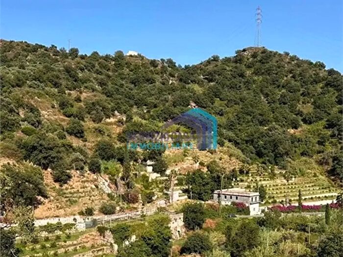Casa con 10 locali in vendita in Letojanni