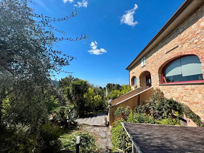 Casa con 8 locali in vendita in Camaiore