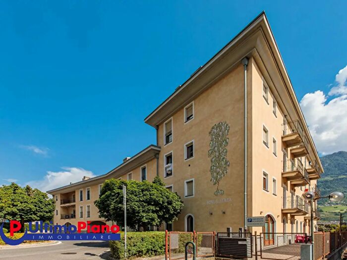 Appartamento con 6 locali in vendita in Rue Monseigneur Jean Joconde Stévenin, Aosta